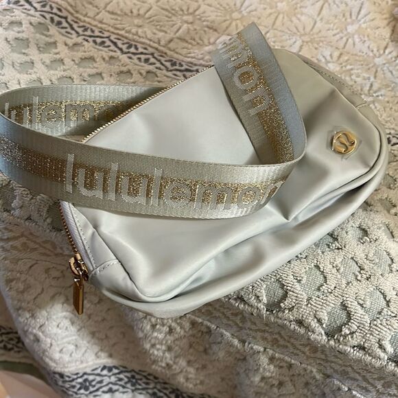 🎉Lululemon Holiday Edition belt bag - Picture 2 of 7